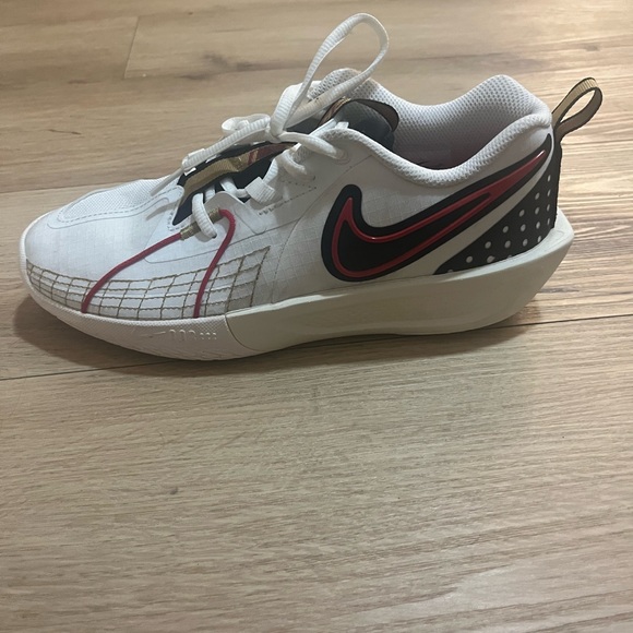 Women’s Nike basketball shoes - Picture 1 of 5